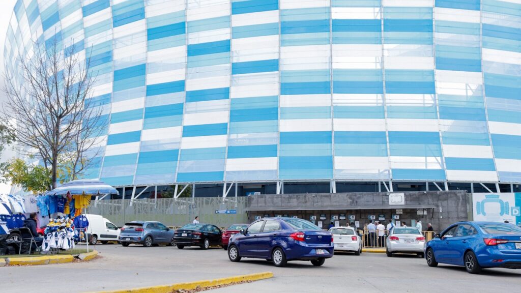 Descartado no habrá parquímetros en los estacionamientos de los estadios Cuauhtémoc y Hermanos Serdán