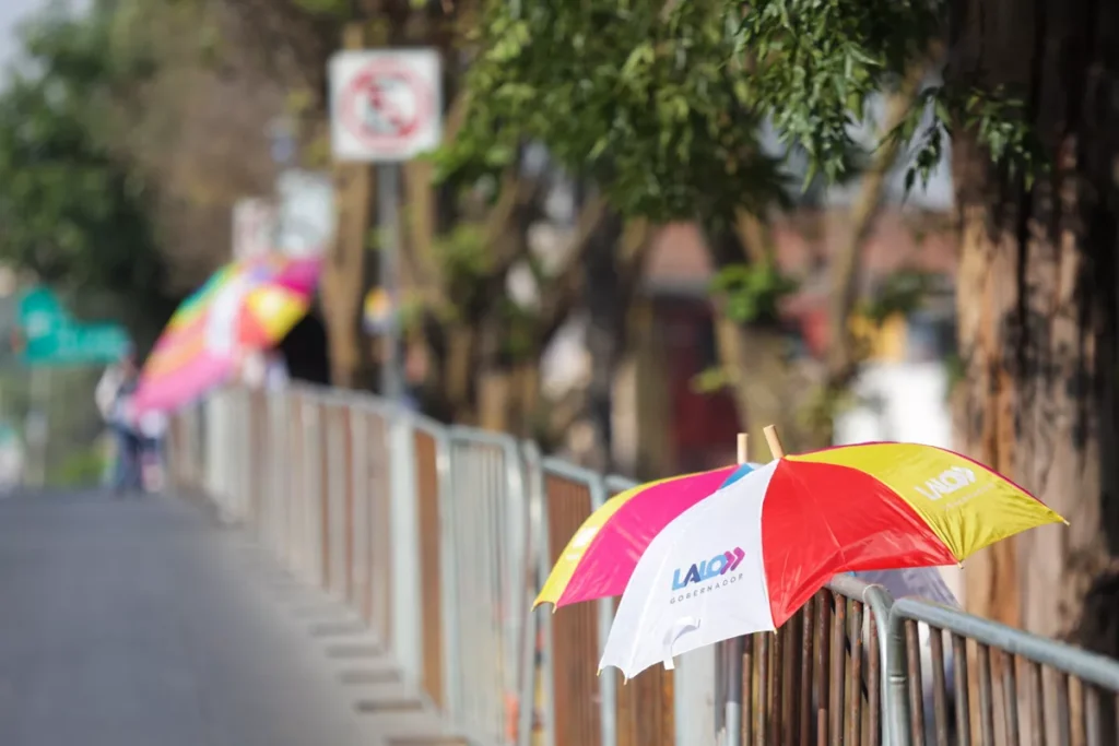 Guerra de sombrillas en el desfile de la Batalla de Puebla
