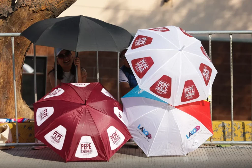 Desfile 5 de Mayo sombrillas partidos politicos 3