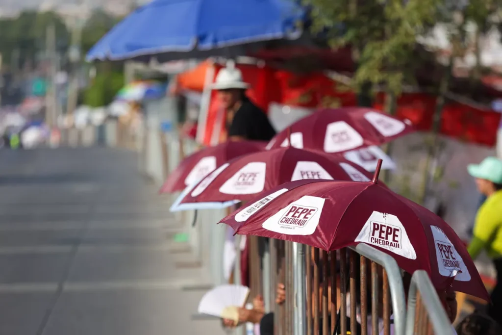 Desfile 5 de Mayo sombrillas partidos politicos 4