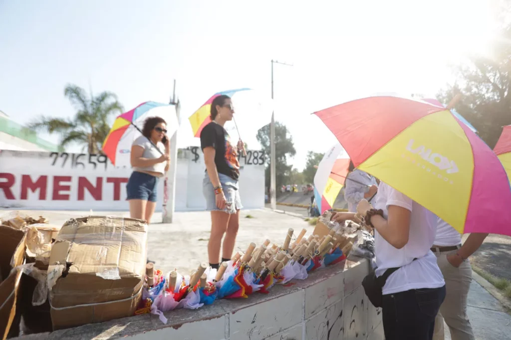 Desfile 5 de Mayo sombrillas partidos politicos 5