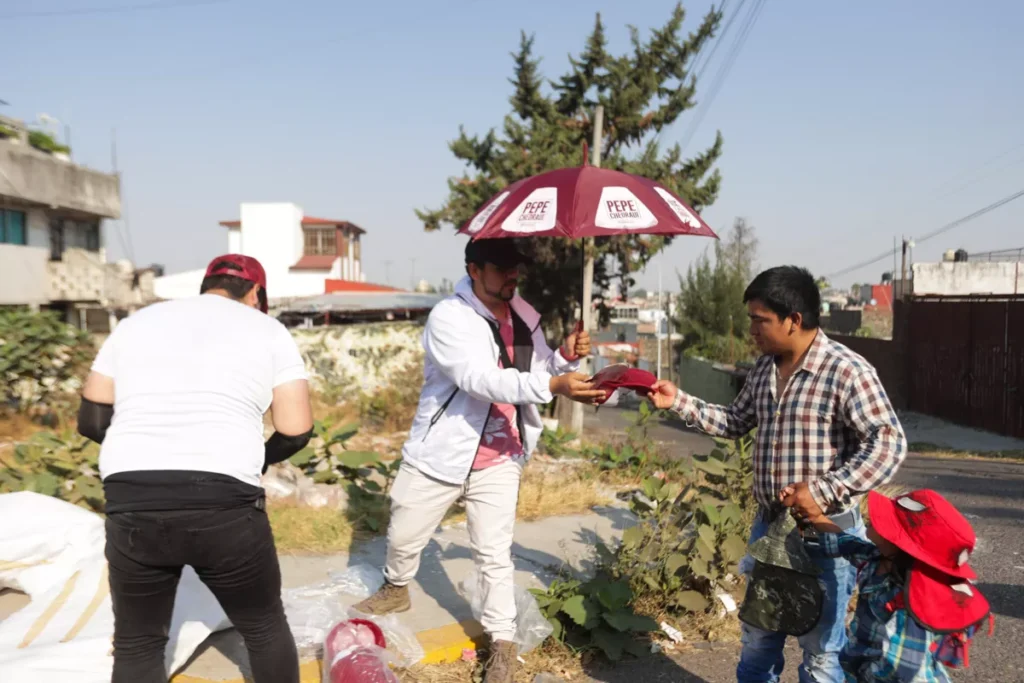 Desfile 5 de Mayo sombrillas partidos politicos 6