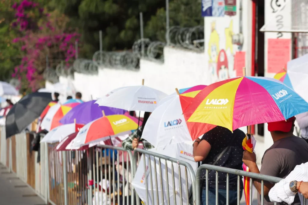 Desfile 5 de Mayo sombrillas partidos politicos 7