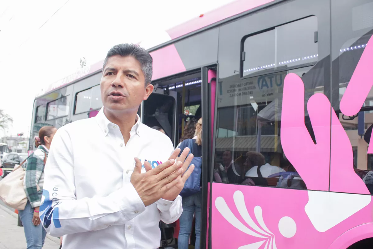 Así serían las unidades del transporte rosa que propone Lalo Rivera; sería gratuito un mes 1 Eduardo Rivera transporte rosa