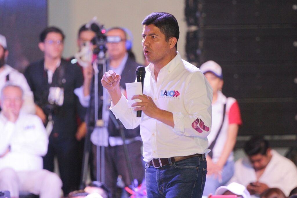 Lalo Rivera cierra campaña en Tecamachalco y acusan hostigamiento en camionetas