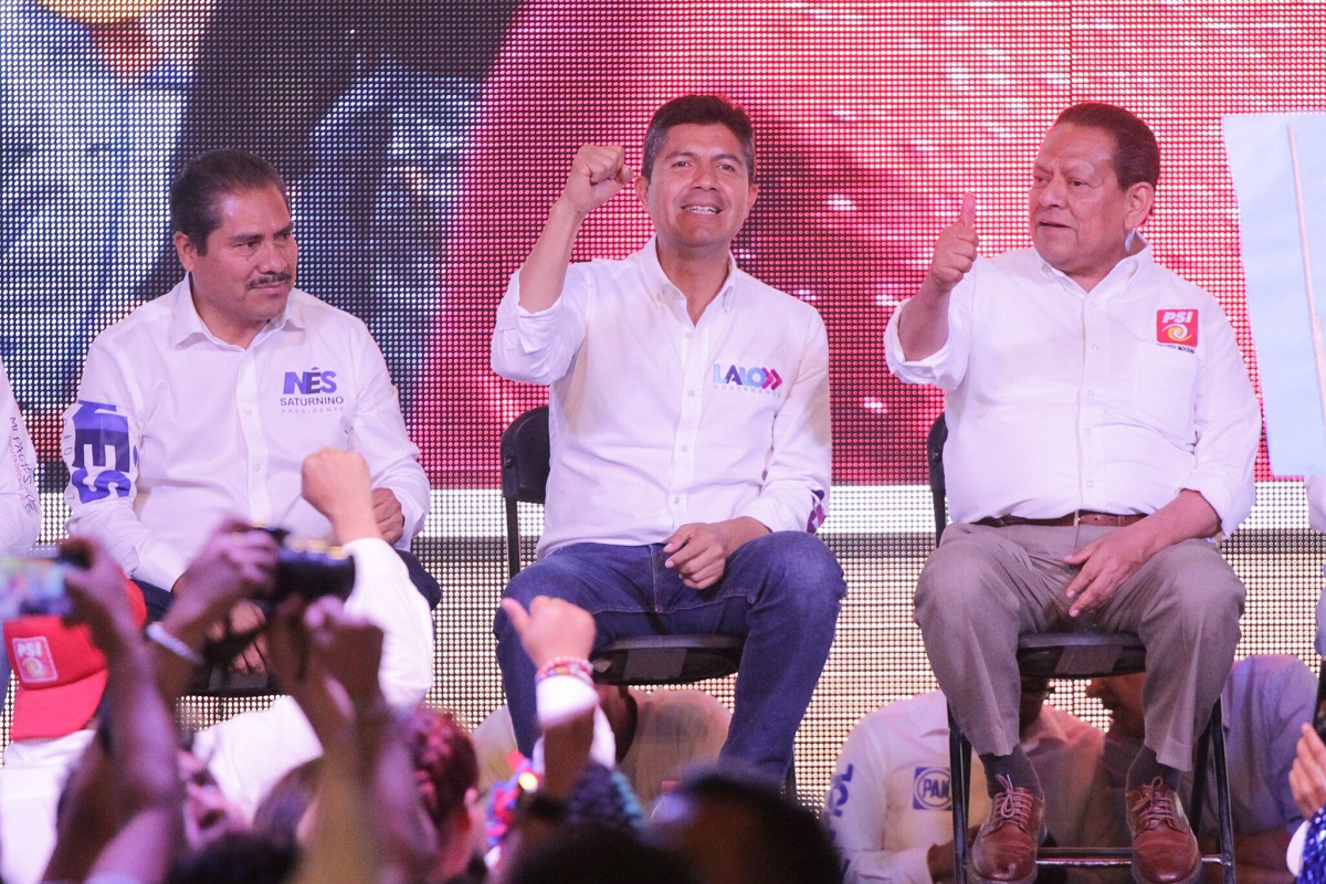 Lalo Rivera cierra campaña en Tecamachalco y acusan hostigamiento en camionetas