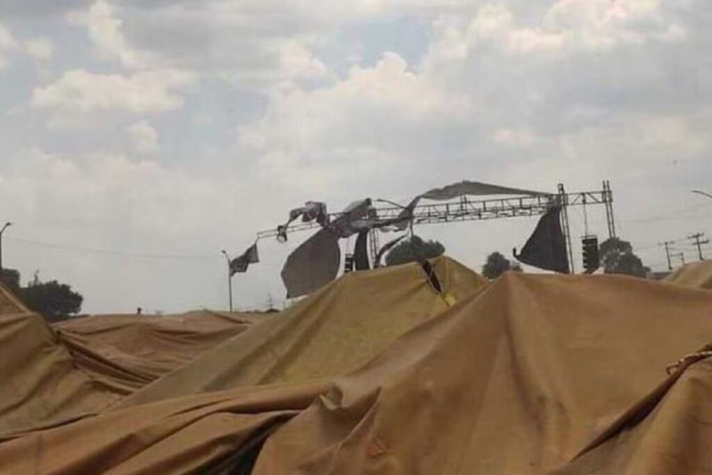 VIDEO: Lona cae sobre asistentes a un evento de Morena en Xonacatlán