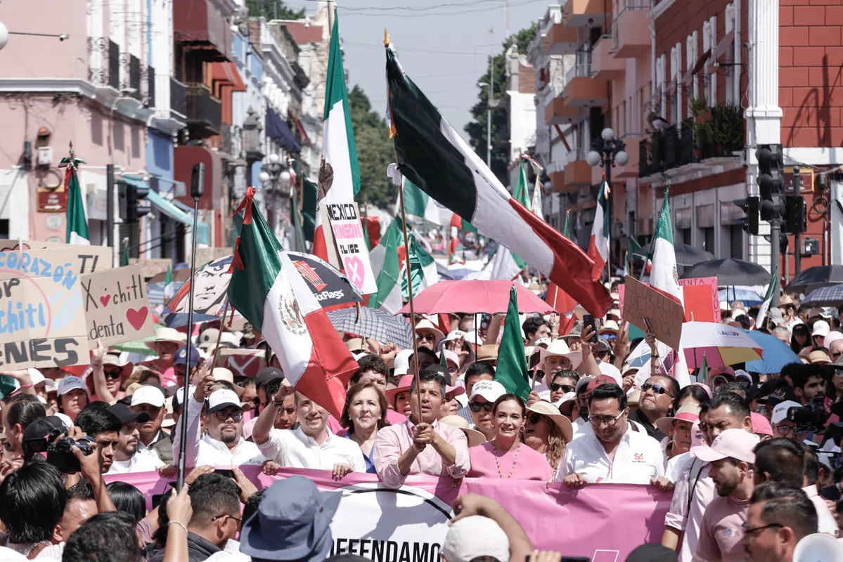 Miles de poblanos participan en la marcha de la “marea rosa”; Lalo Rivera llama al voto 1 Marea Rosa Puebla Marcha 4
