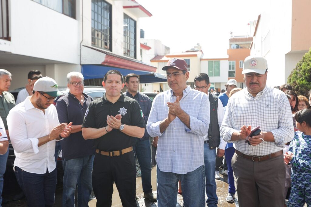 Recorre Sergio Salomón colonia afectada por granizada en Puebla 