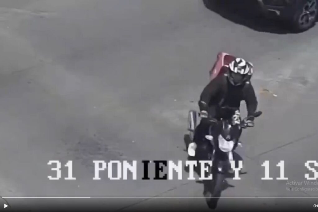 Motociclista se impacta contra un auto y sale ileso en la 31 Poniente