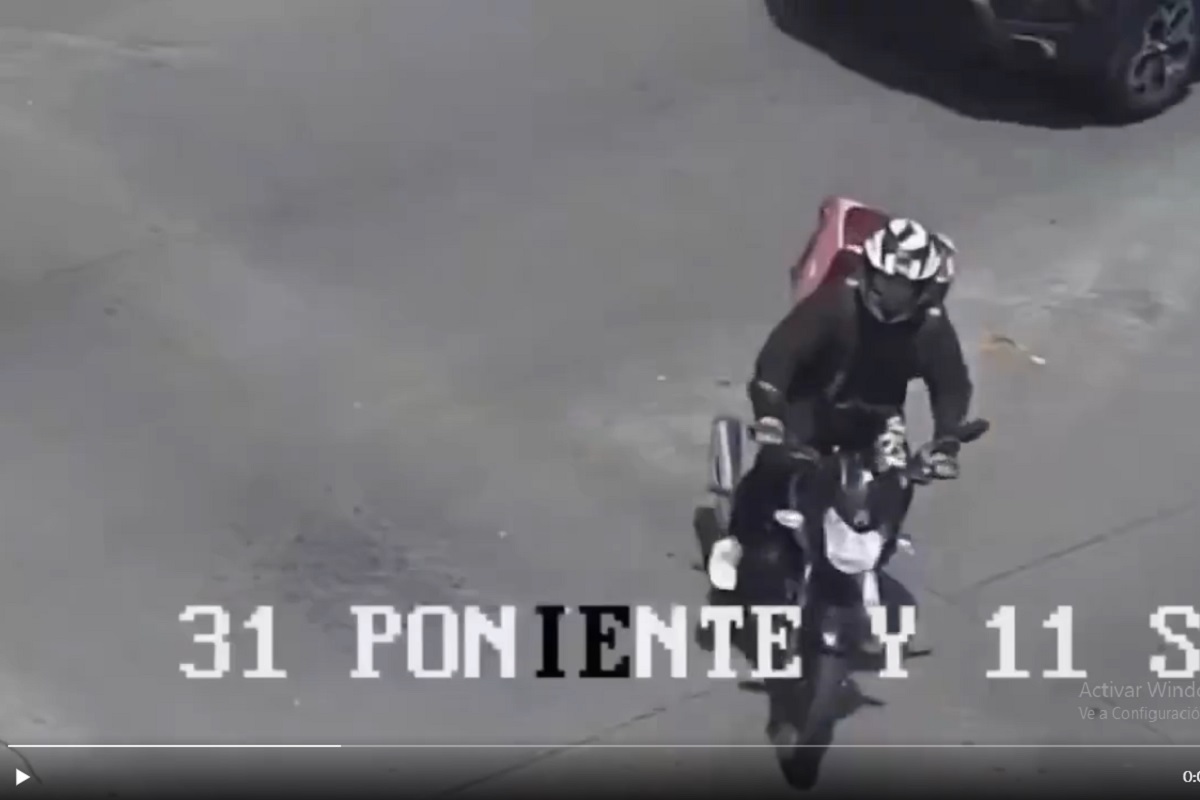 VIDEO: Motociclista se impacta contra un auto y sale ileso en la 31 Poniente 1 Motociclista se impacta contra un auto y sale ileso en la 31 Poniente