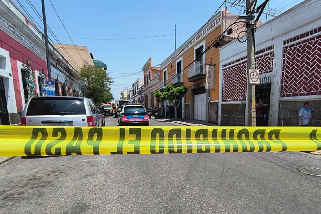 Se desploma techo de una casona en el Carmen dos personas quedan atrapadas