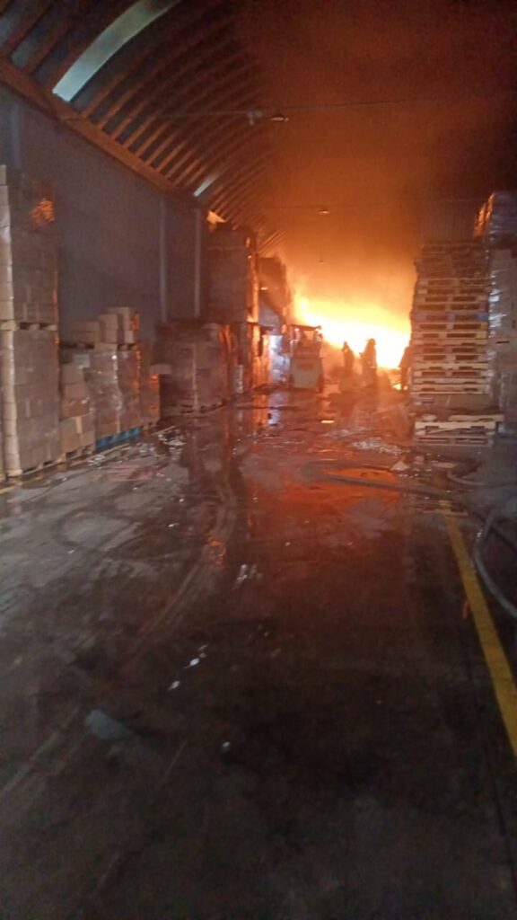 Sofocan incendio en fabrica de veladoras en Texmelucan 1
