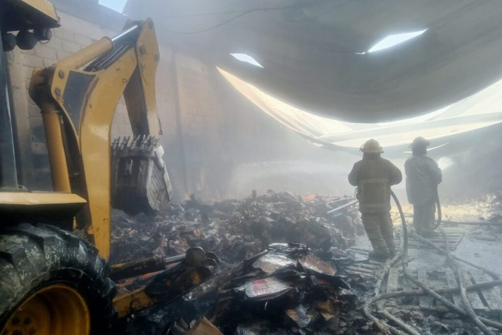 Sofocan incendio en fábrica de veladoras en Texmelucan