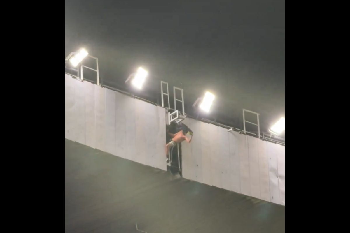 Detienen a aficionado del América por subir al techo del estadio Azteca 1 aficionado America detenido
