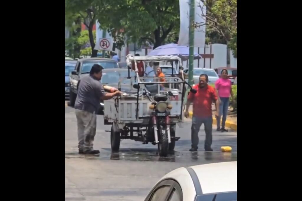 apagan incendio con Coca-Cola
