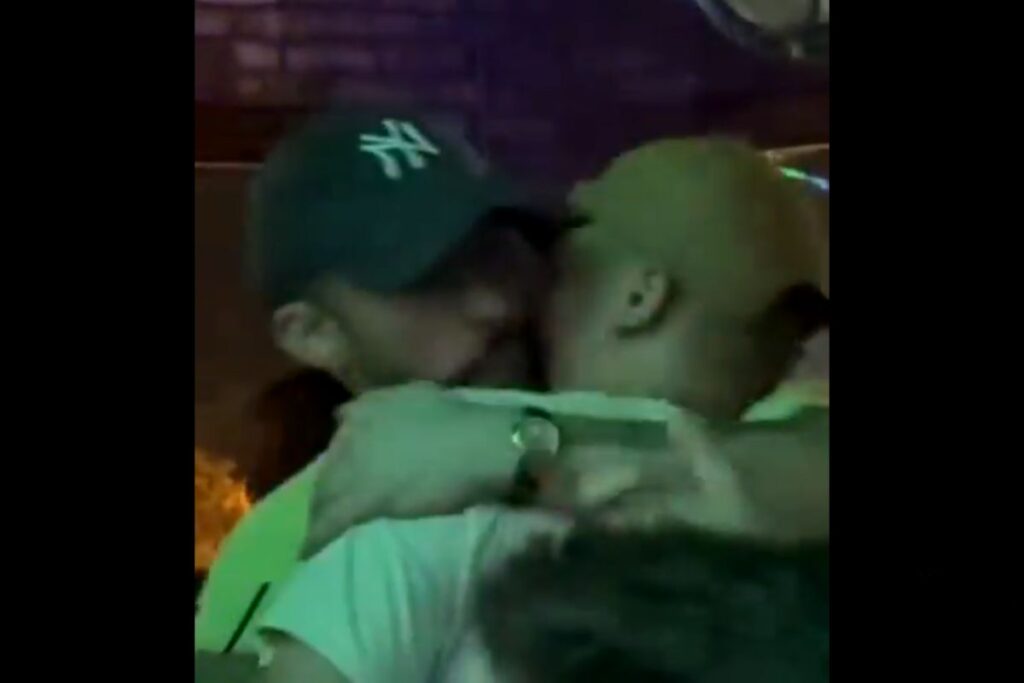 Bad Bunny besa a hombre