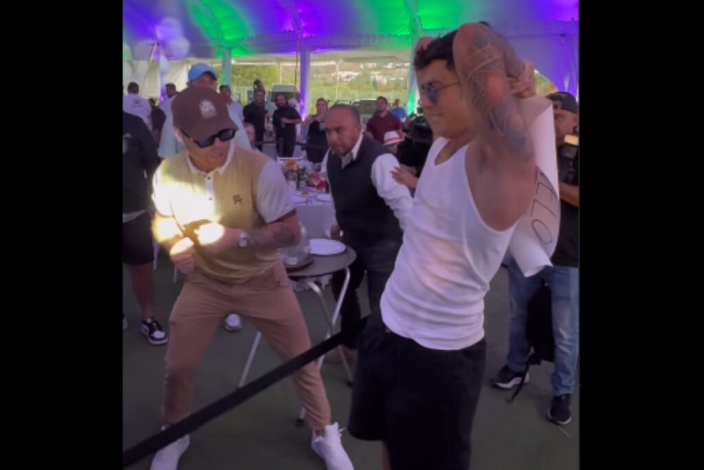 Canelo Álvarez golpea a fan