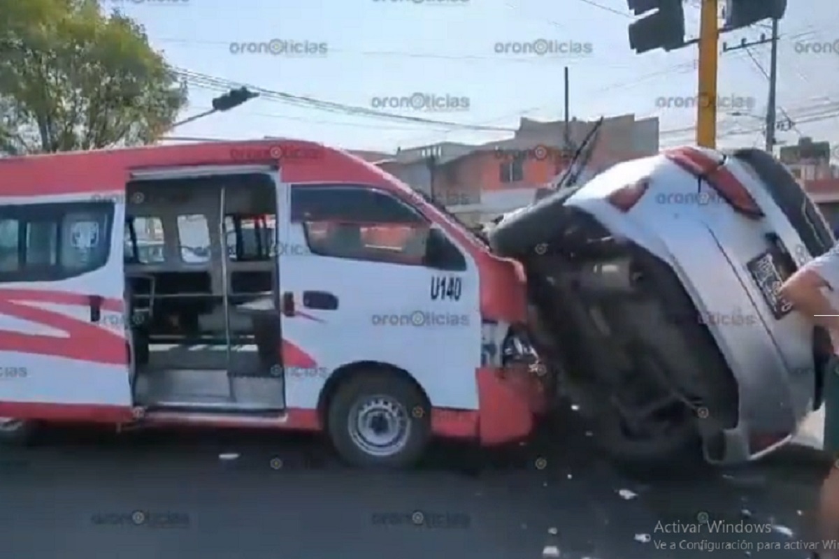 Choque y volcadura en el bulevar Forjadores deja cuatro lesionados 1 Choque y volcadura en el bulevar Forjadores deja cuatro lesionados