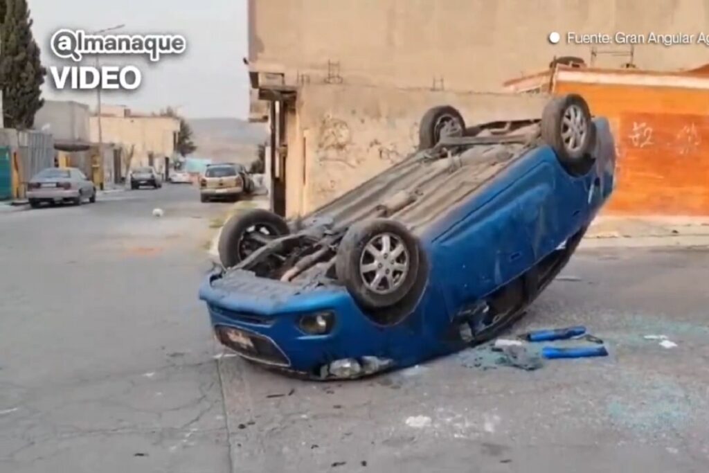 Vuelcan un auto en pleito entre taxistas y particulares en Puebla