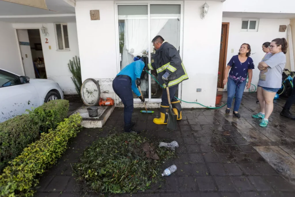 gobernador Sergio Salomon colonia afectada por granizada puebla 6