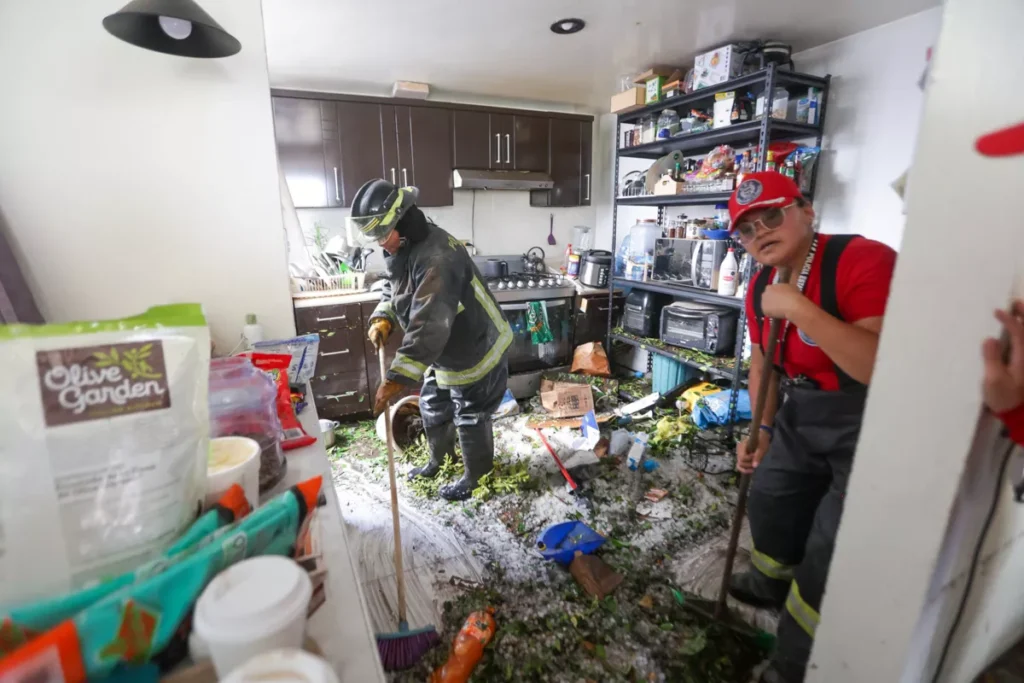 gobernador Sergio Salomon colonia afectada por granizada puebla 7