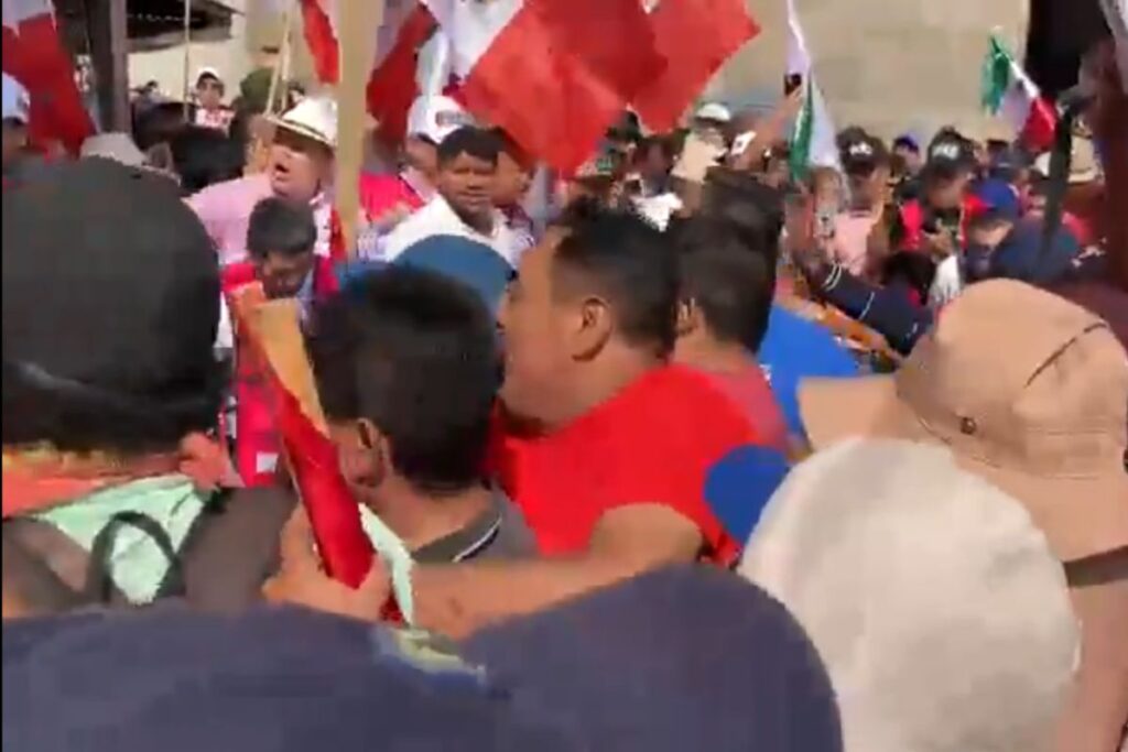 Marea Rosa y CNTE se enfrentan