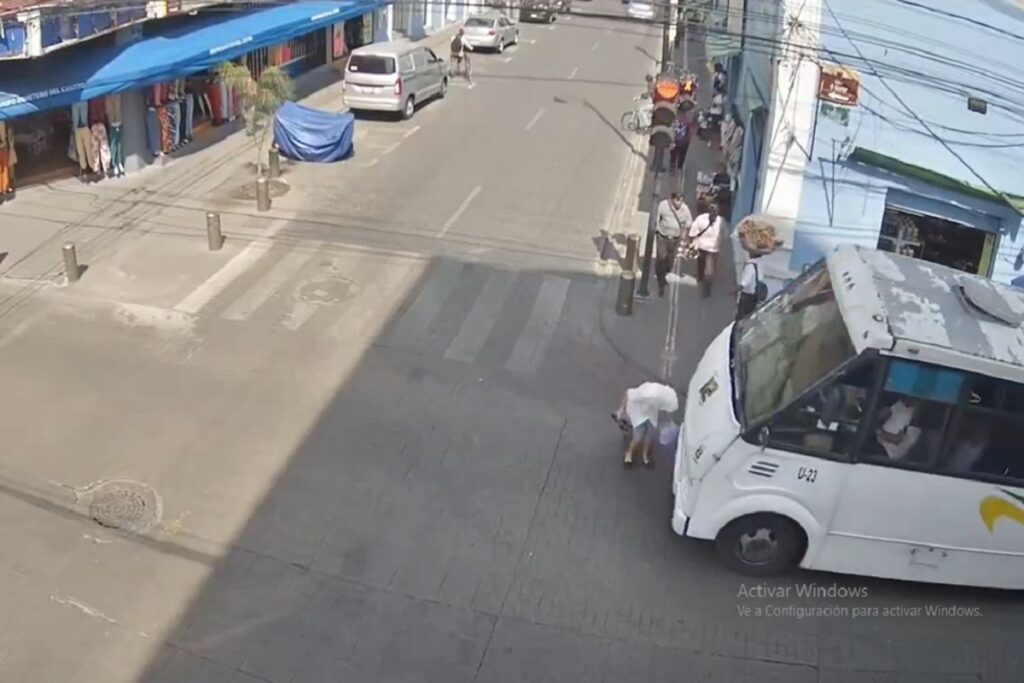 VIDEO: Rescatan a joven que intentó lanzarse del puente de la Calzada Zaragoza 6 Microbús de la ruta 12 atropella a una mujer de la tercera edad en Puebla