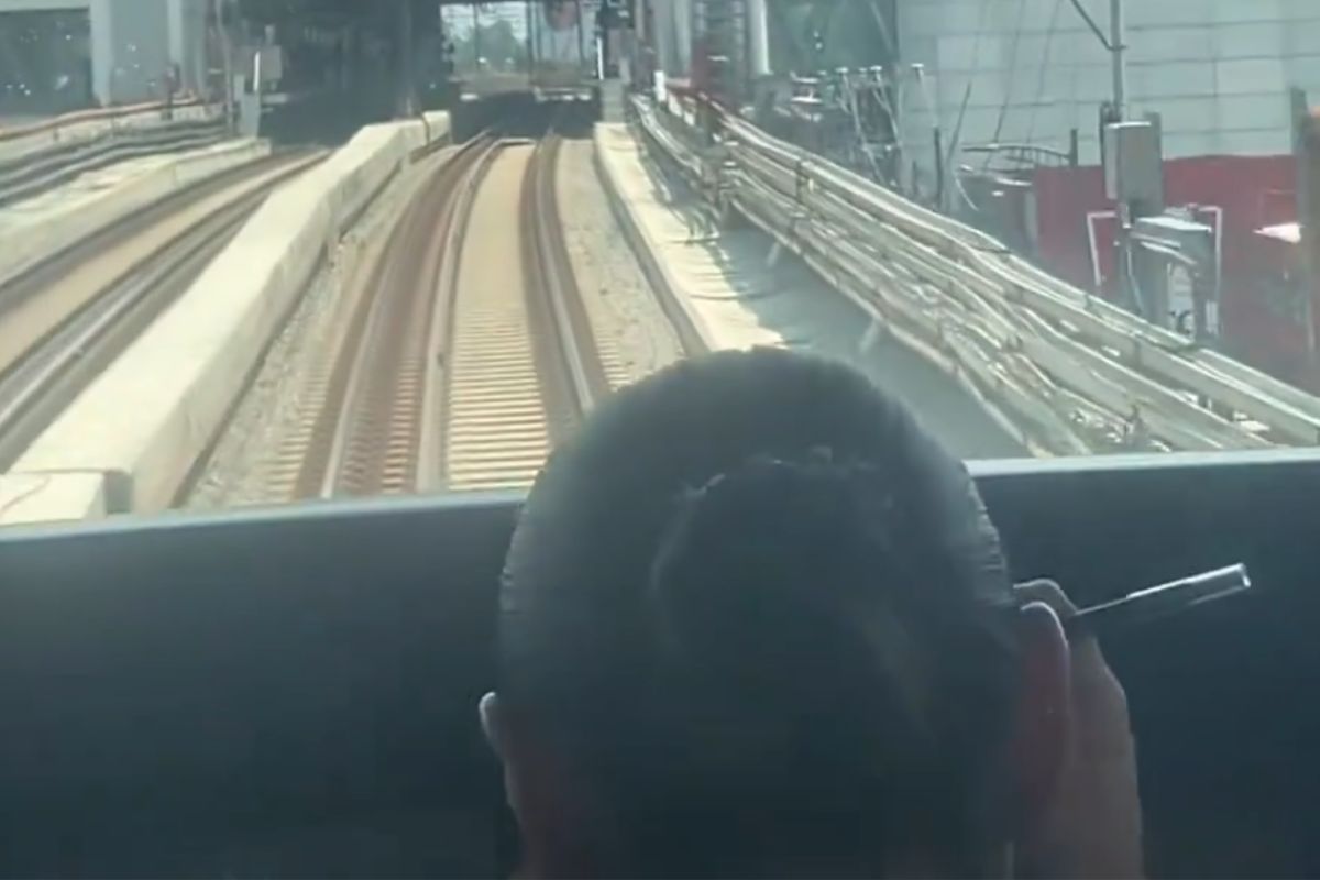 VIDEO: Operadora del Metro se maquilla en pleno trayecto de la Línea 2 1 operadora línea 12 del metro