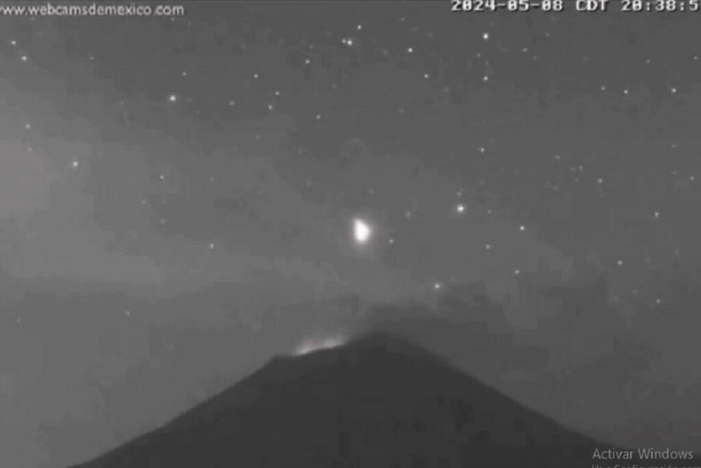 Llamen a Maussan: Captan objeto luminoso sobrevolando el Popocatépetl