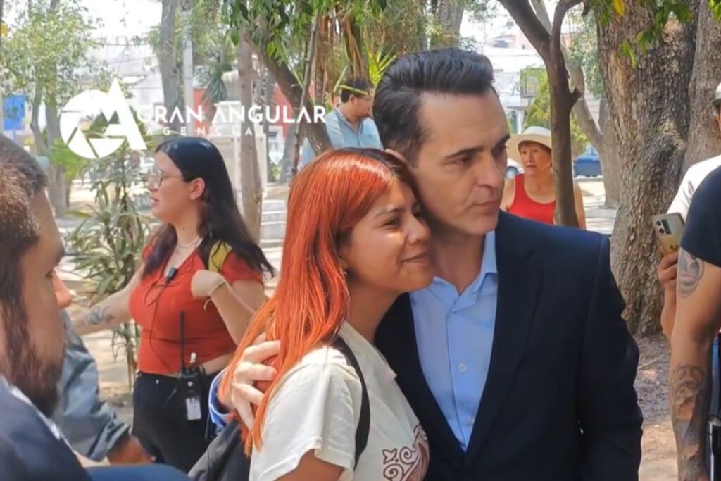 Pedro Alonso se toma fotos con poblanos