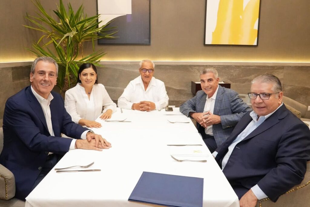 Pepe Chedraui reunión ex alcaldes de Puebla afines a la 4t