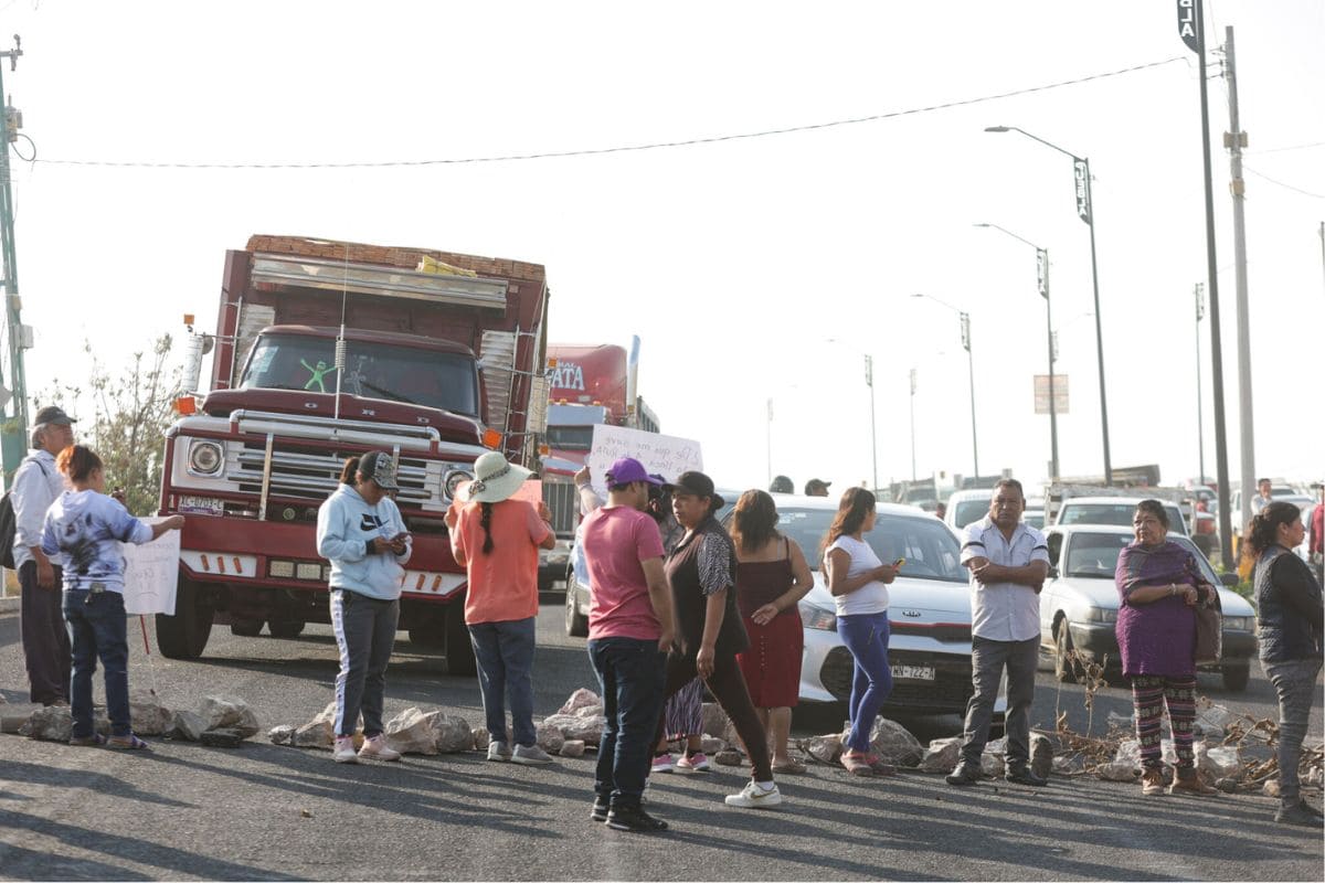 Bloquean Periférico Ecológico a la altura de Clavijero; piden que construyan un puente peatonal 1 bloquean Periférico Ecológico para exigir puente peatonal