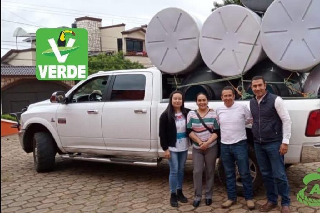 Asdrúval Drake sí repartió tinacos y calentadores solares