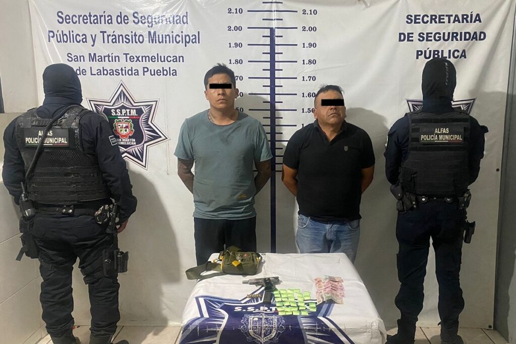 Detienen a dos hombres por delitos contra la salud y portación de arma de fuego en Texmelucan