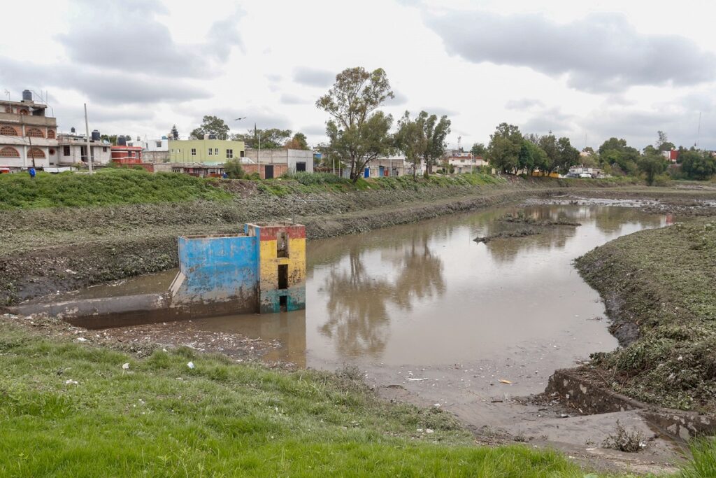 Encuentran Sillones, llantas y hasta estufas tras desazolve de Puente Negro