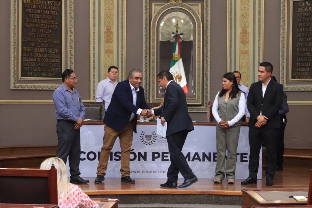 Entrega Congreso del Estado reconocimientos a deportistas y sus entrenadores