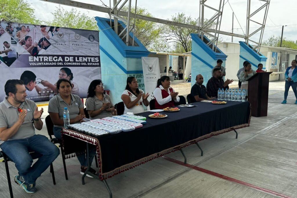 Entrega Voluntariado del Congreso lentes gratuitos a niñas y niños de San Gabriel Chilac
