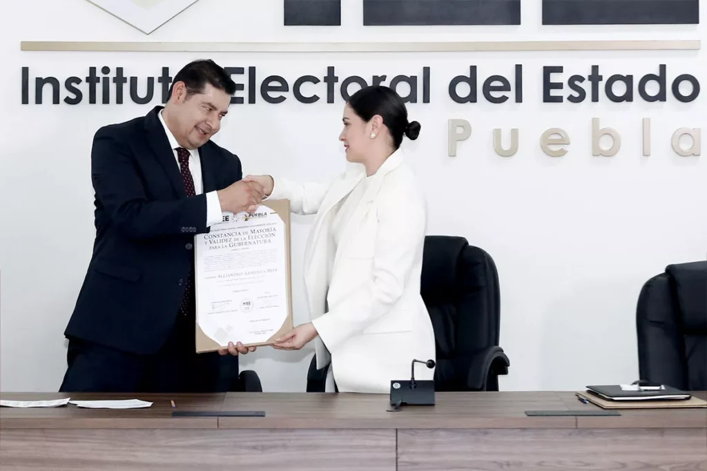 Entrega de Constancia como Gobernador a Alejandro Armenta iee Puebla 3