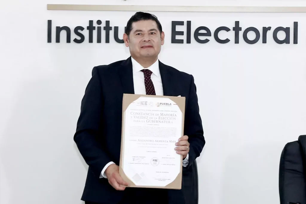 Entrega de Constancia como Gobernador a Alejandro Armenta iee Puebla 6