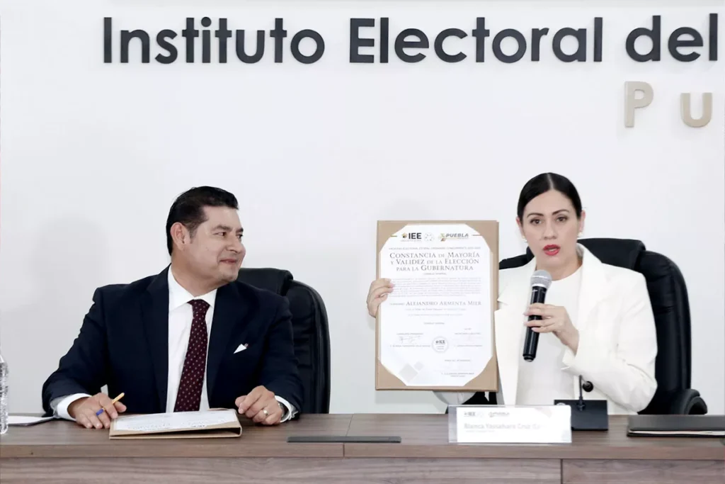 Entrega de Constancia como Gobernador a Alejandro Armenta iee Puebla 8