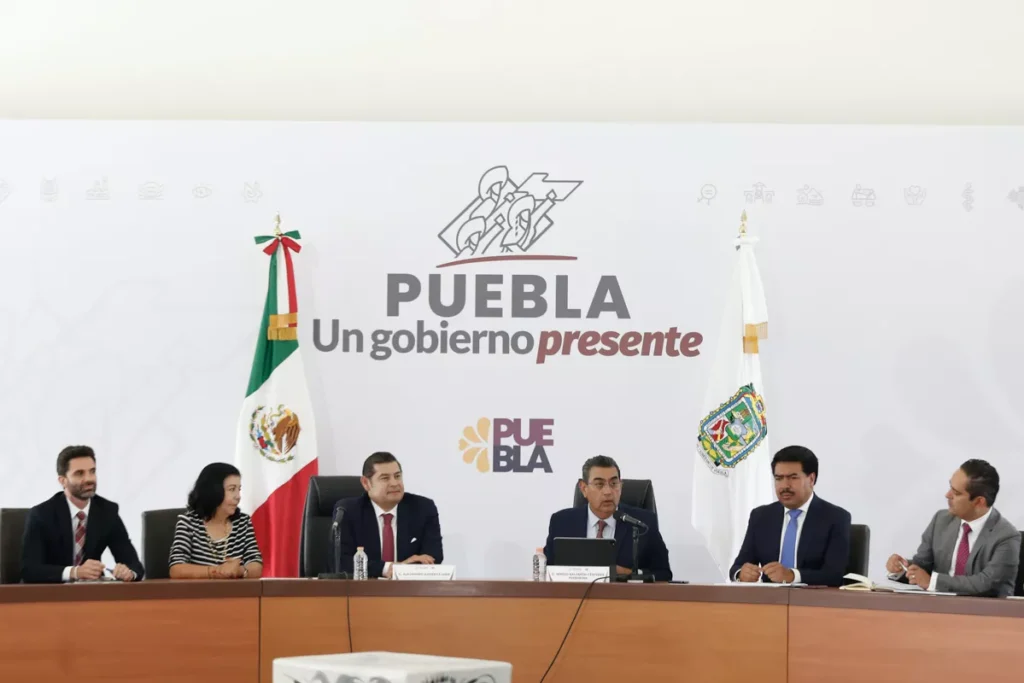 Presupuesto 2025 de Puebla será elaborado con la visión de Armenta: Sergio Salomón 13 Gobernador Sergio Salomon y Gobernador electo Alejandro Armenta primera reunion 2