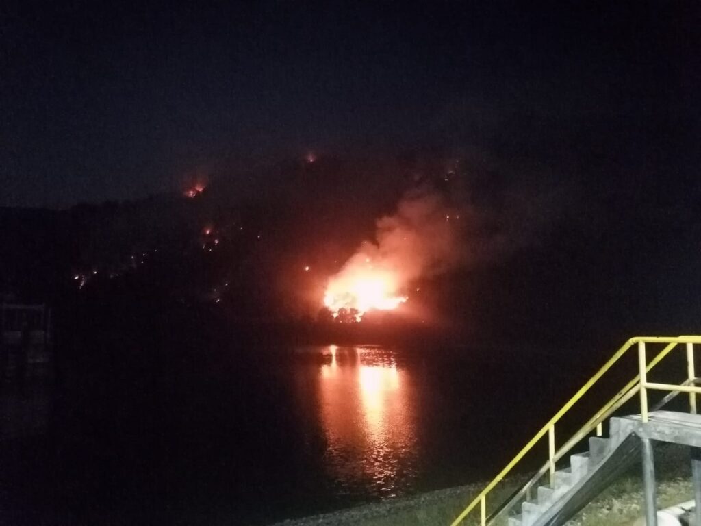 Incendio consume el cerro de Necaxaltepetl en Juan Galindo y cierran la México-Tuxpan