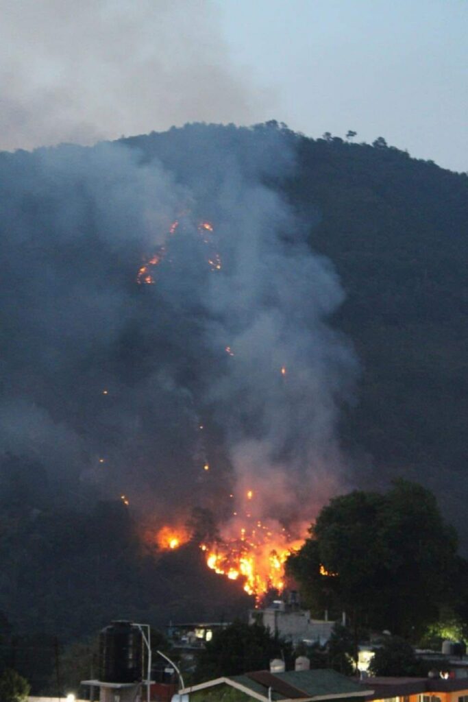 Incendio consume el cerro de Necaxaltepetl en Juan Galindo y cierran la México-Tuxpan