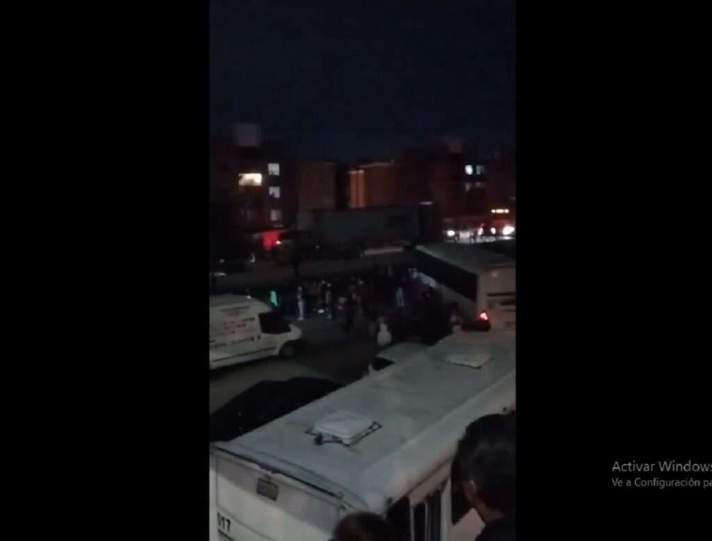 Manifestantes mantienen bloqueo en el Periférico; exigen la liberación de "El Fede"