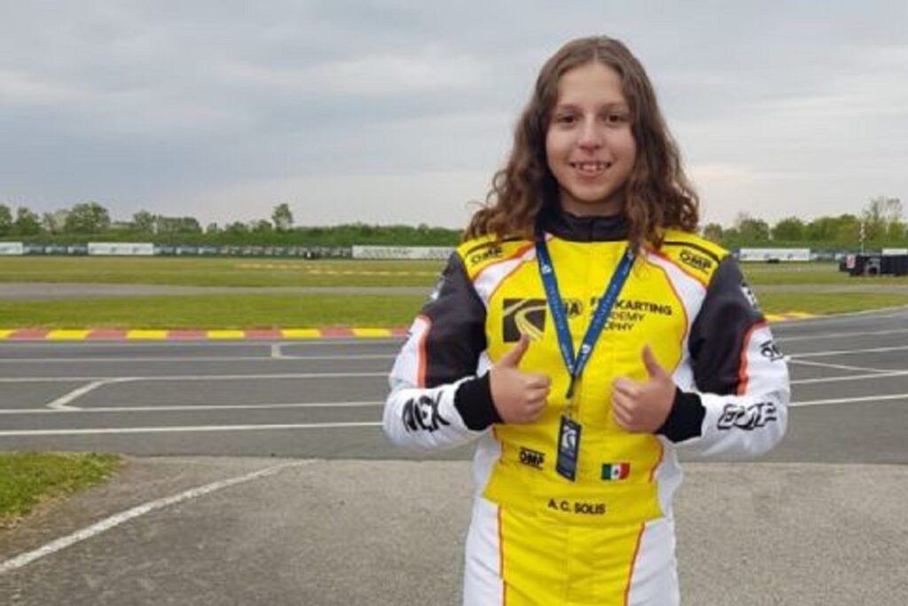 A sus 14 años, la kartista poblana Ana Cris Solís Velázquez hace historia