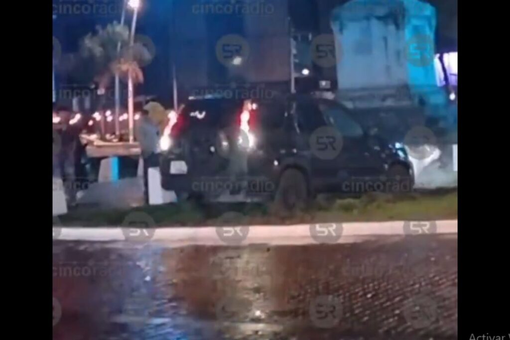 conductor se sube rotonda avenida Juárez