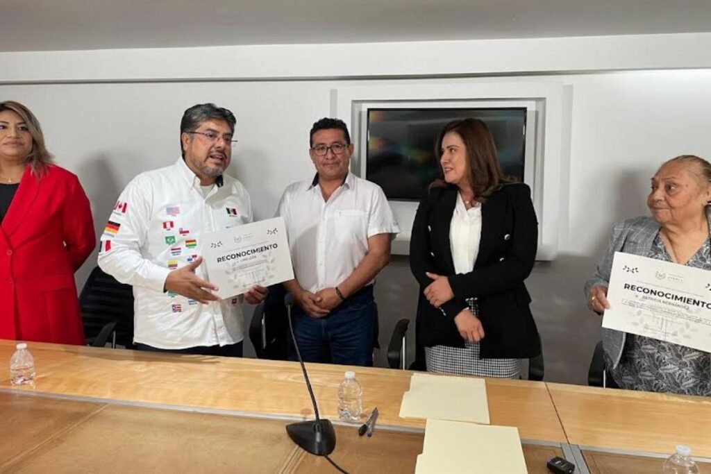 Congreso reconoce poblanos migrantes