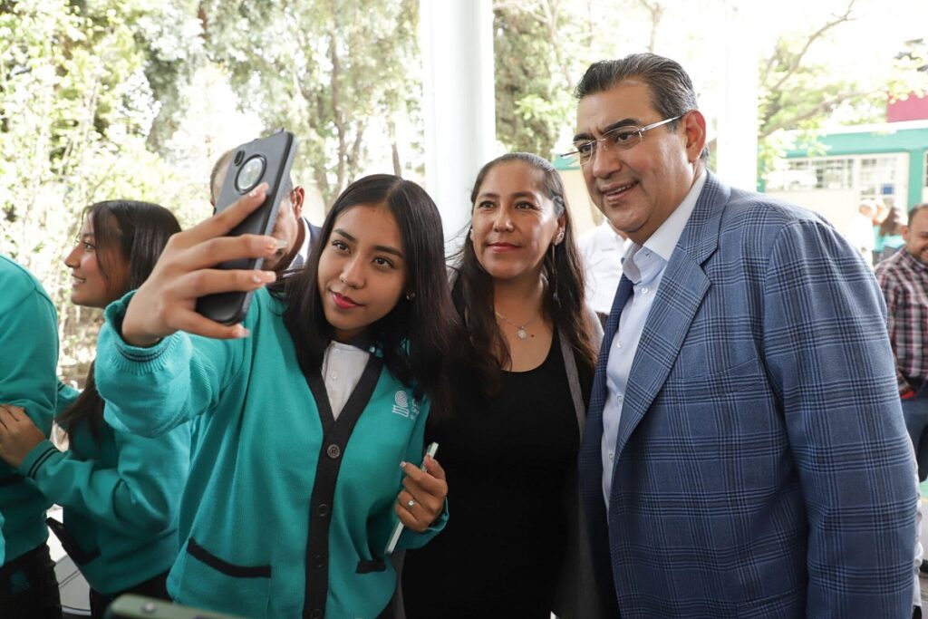 Con una inversión de 2.7 millones de pesos, el titular del Ejecutivo inauguró el techado de la plaza cívica del COBAEP plantel 21