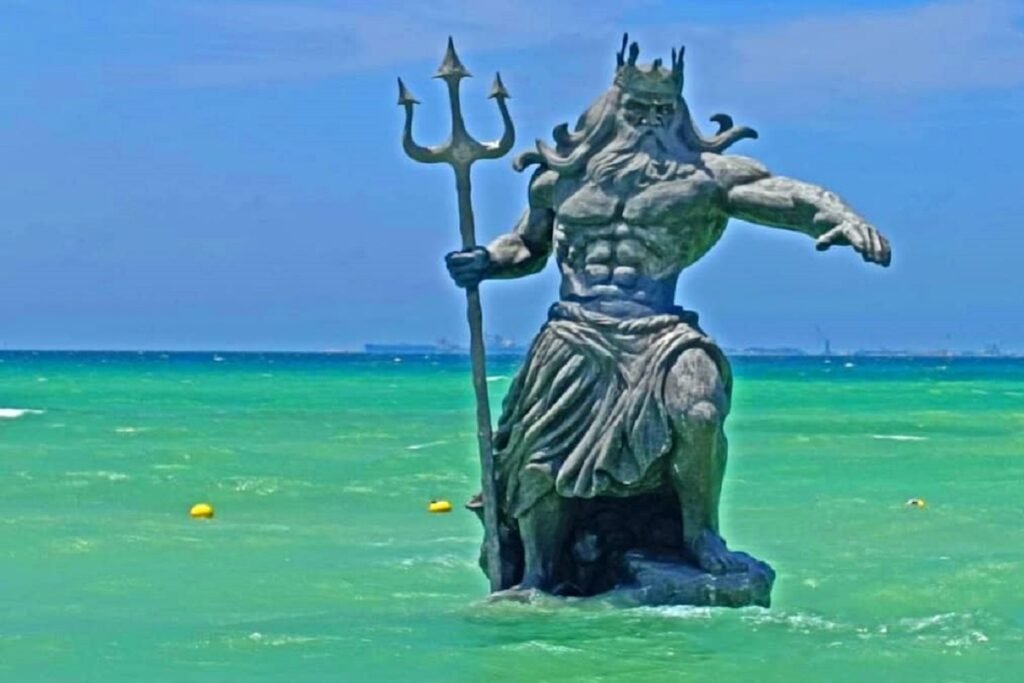 VIDEOS: Surgen ojos de agua en Cozumel y Playa del Carmen 6 Mujer culpa a estatua de Poseidón por las lluvias en Yucatán